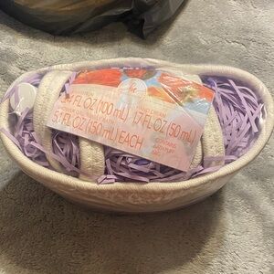 Body & Earth Women's Bath & Body Gift Set - Purple and White